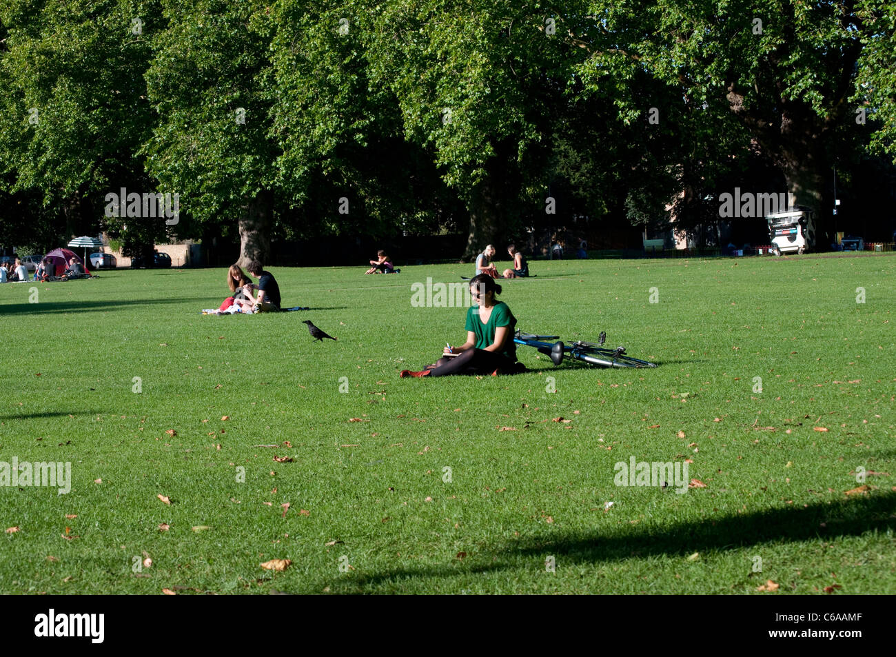 Menschen, die Ruhe in London Fields Park, Hackney, London, UK Stockfoto