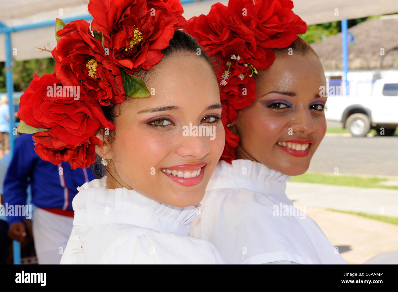 Einheimische Frauen Touristen willkommen und stellen Samana Dominikanische Republik Hispaniola Southern Caribbean Cruise Stockfoto