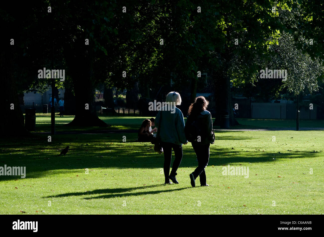 Zwei Frauen gehen in London Fields Park, Hackney, London, UK Stockfoto