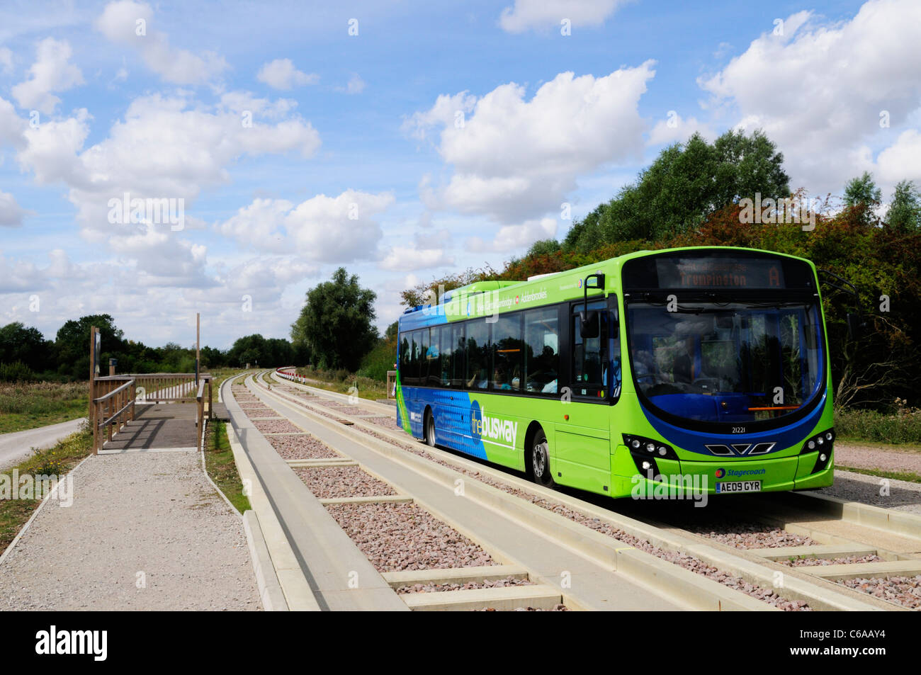 Ein Bus auf der Cambridge geführte Busway Fen Drayton Seen RSPB Natur Reserve, Cambridgeshire, England, UK Stockfoto