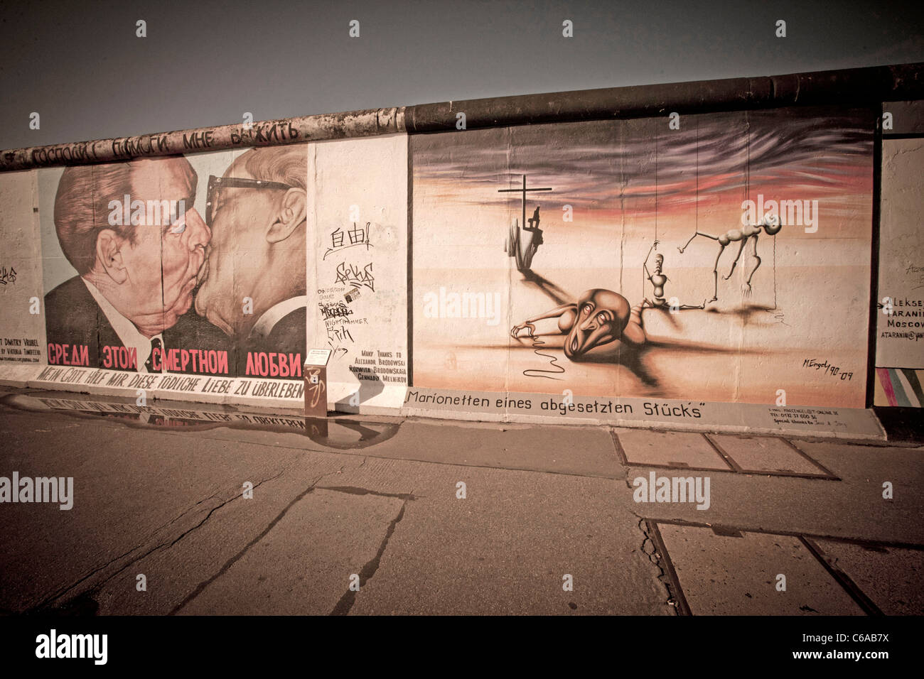 Übermalt Wandmalerei an der East Side Gallery, Berliner Mauer, Mauer, der Kuss, Berlin, Deutschland Stockfoto