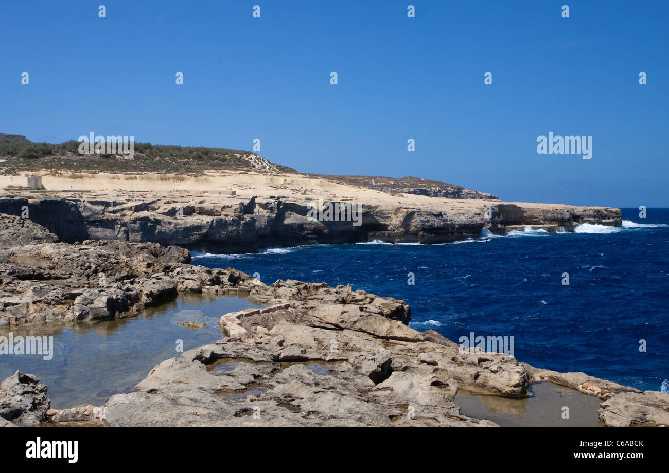 Rand der Salinen in der Nähe von Marsalfon, Gozo, Malta Blick Richtung Reqqa Point Stockfoto