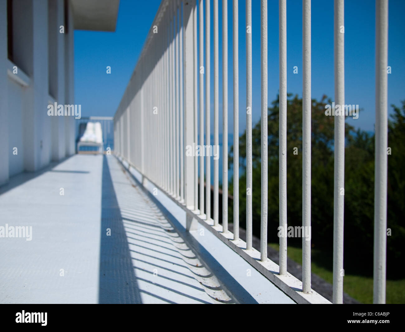 Weißen Balkon und Stuhl Stockfoto
