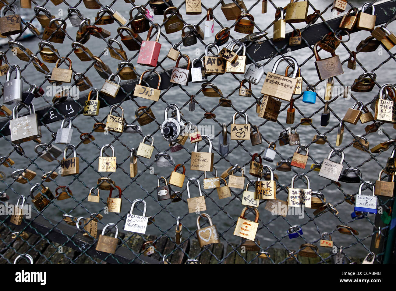 Liebesschlösser auf der Brücke Pont des Arts in Paris, Frankreich gesperrt Stockfoto