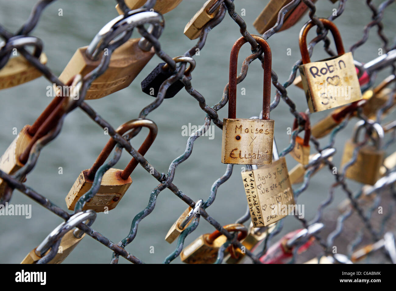 Liebesschlösser auf der Brücke Pont des Arts in Paris, Frankreich gesperrt Stockfoto