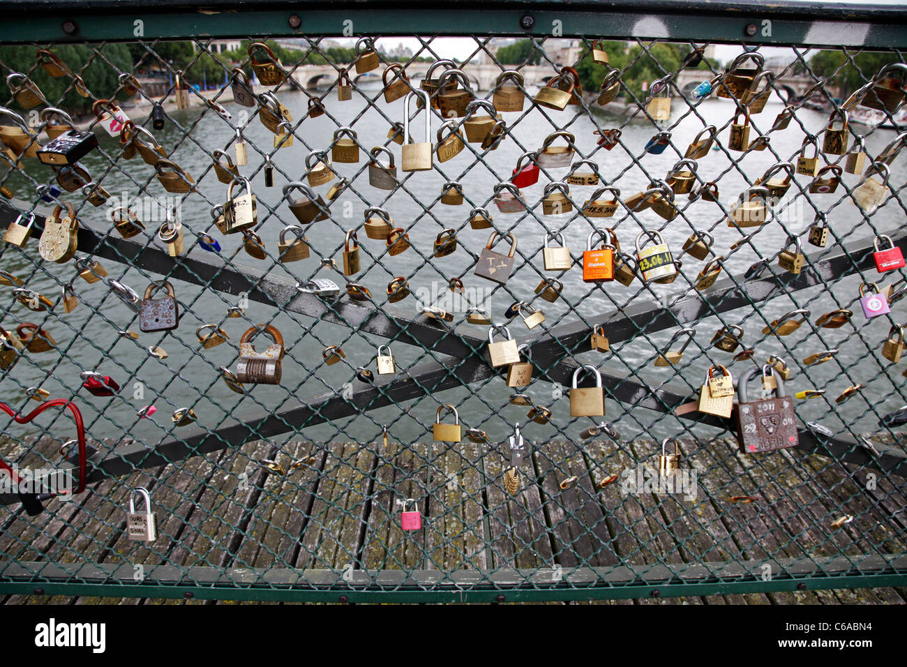 Liebesschlösser auf der Brücke Pont des Arts in Paris, Frankreich gesperrt Stockfoto