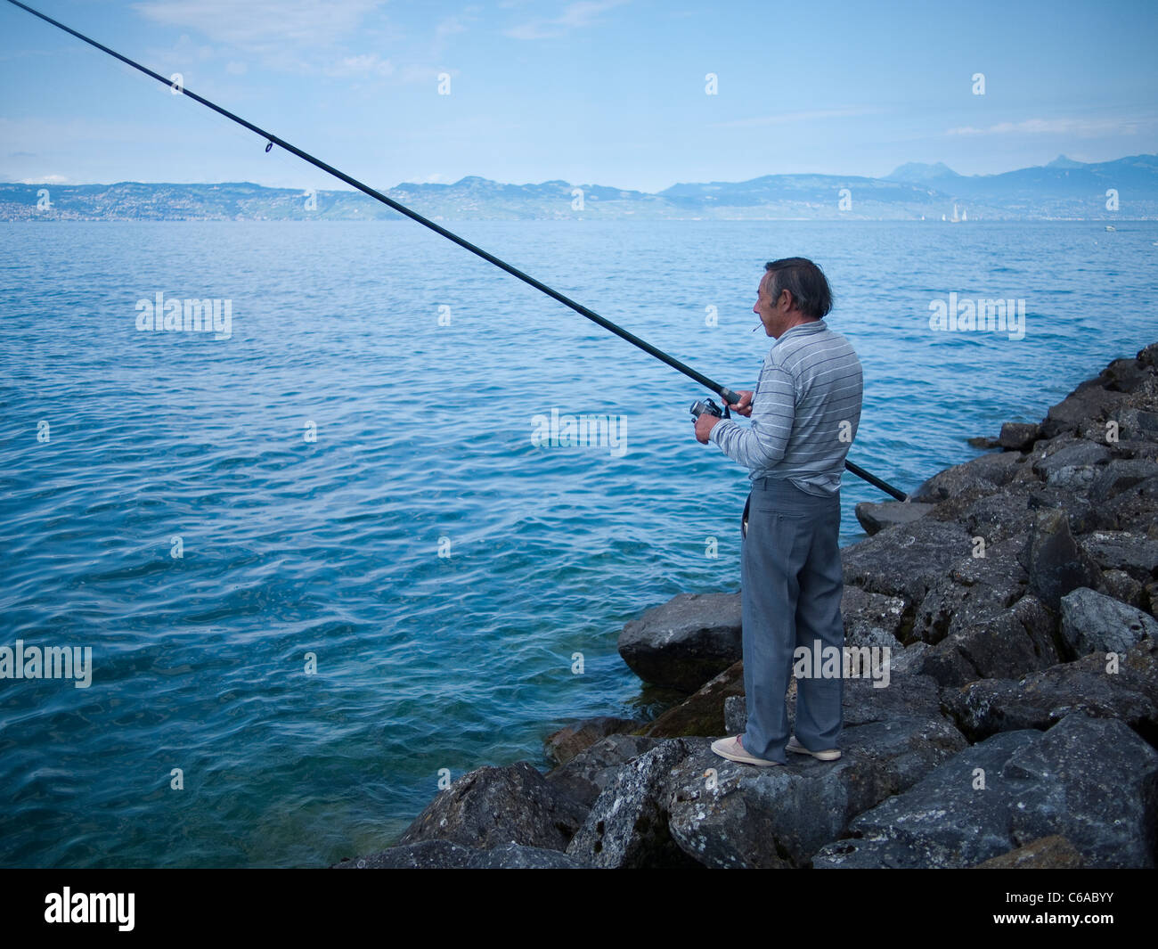 Mann Angeln, Lac Leman, Evian-Les-Bains Stockfoto