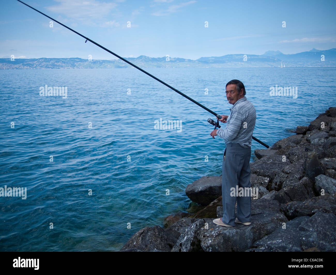 Mann Angeln, Lac Leman, Evian-Les-Bains Stockfoto
