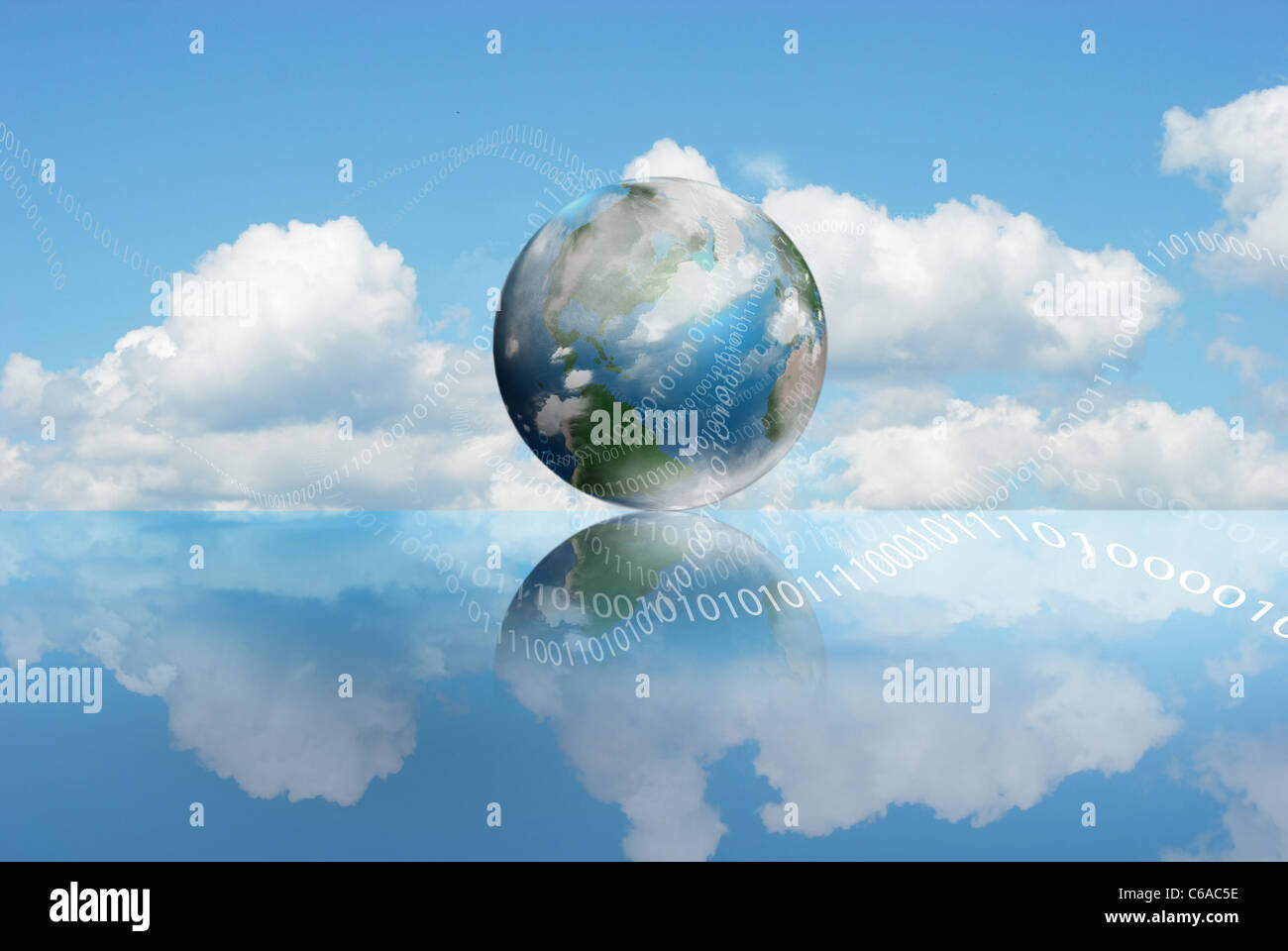 Cloud-Computing-Technologie mit einer bewölkten Erde und Ziffern Stockfoto
