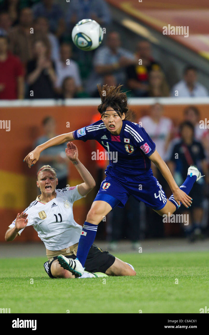 Alexandra Popp Deutschland (l) und Saki Kumagai Japan Kampf um den Ball während einer 2011 Frauen WM Viertelfinalspiel. Stockfoto