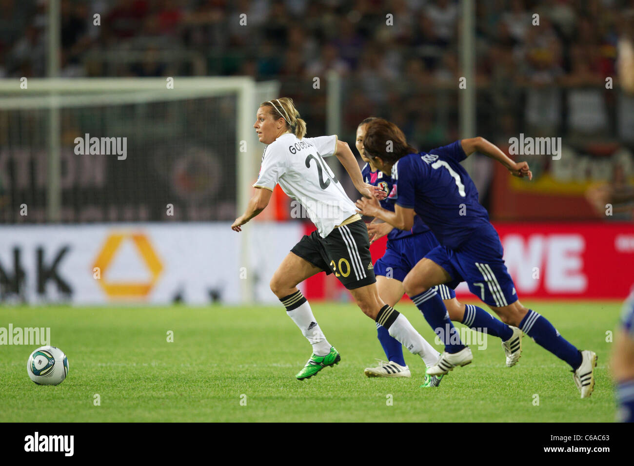 Lena Goessling Deutschland (20) treibt den Ball gegen Japan während einer 2011 Frauen WM Viertelfinale Fußballspiel. Stockfoto