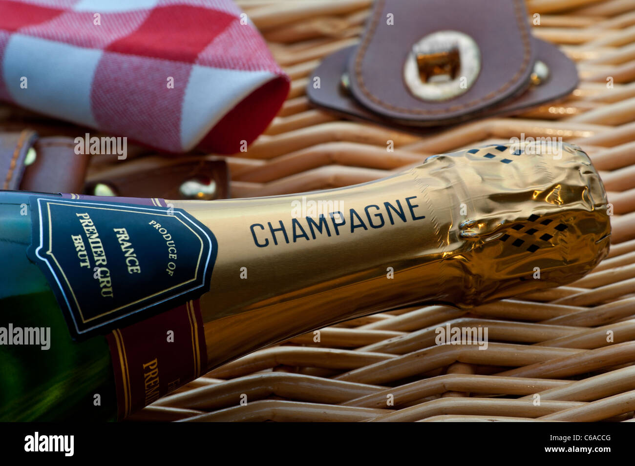 Schließen Sie die Ansicht auf Champagner-Flasche auf Weiden Picknickkorb Luxus alfresco Sommer Event Picknick Situation Stockfoto