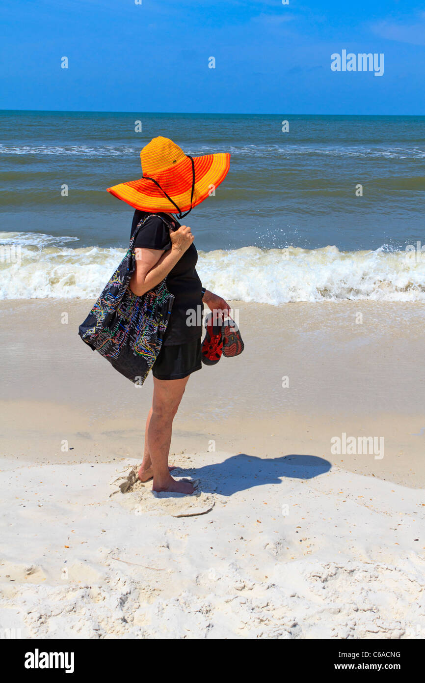 Frau genießt die "Zucker" Sand-Strand bei St. Joseph Peninsula State Park, Cape San Blas in den Panhandle von Florida, USA Stockfoto