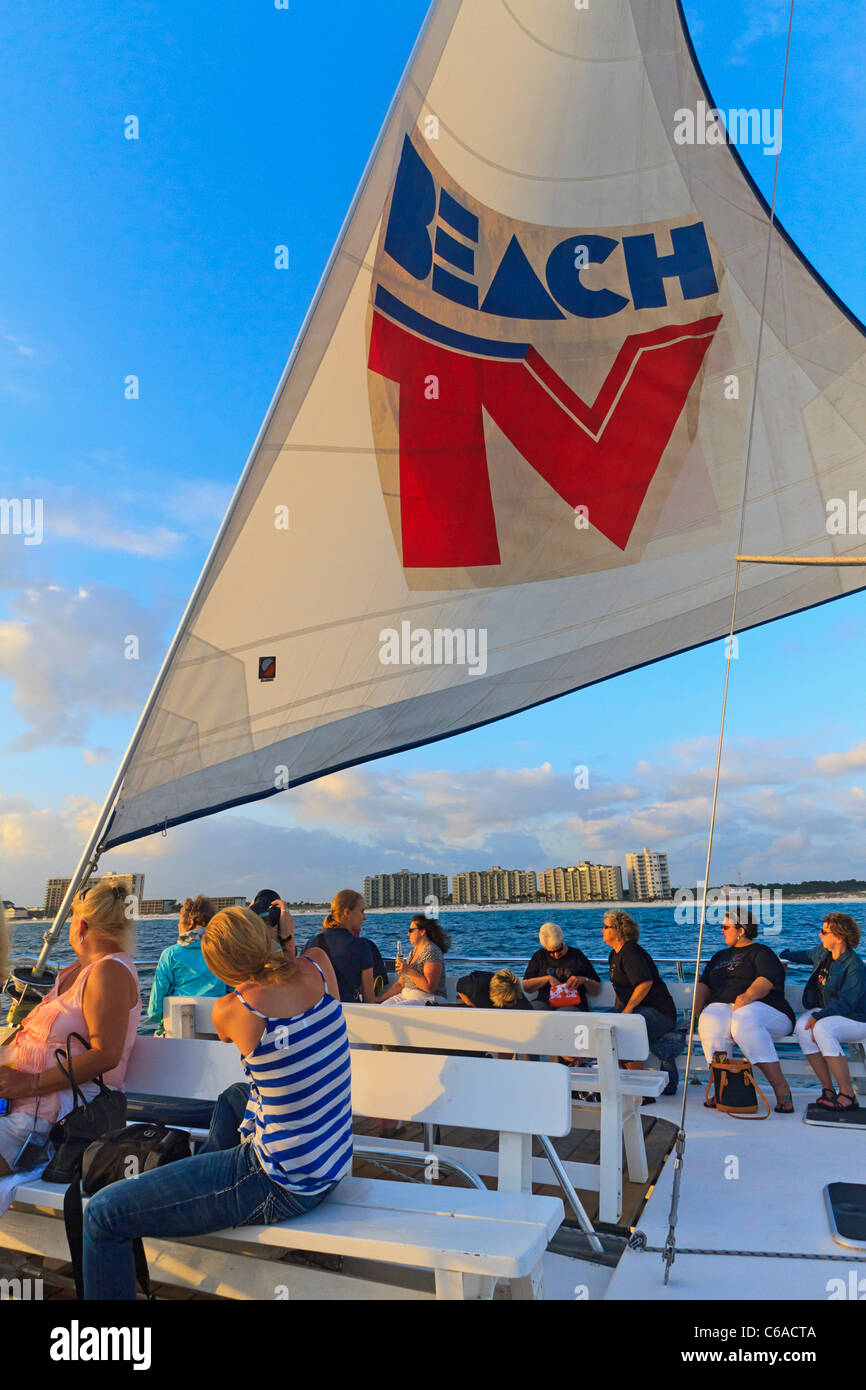 Bootsfahrt bei Sonnenuntergang an Bord Partyboot entlang des Golfs von Mexiko. Panama City Beach, Florida. Stockfoto