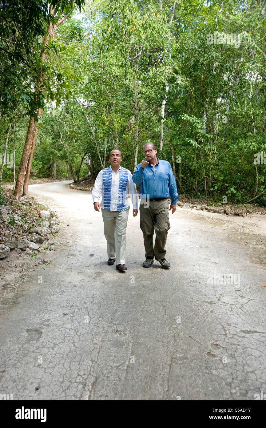 Präsident Felipe Calderon und Peter Greenberg kommen am Calakmul Stockfoto