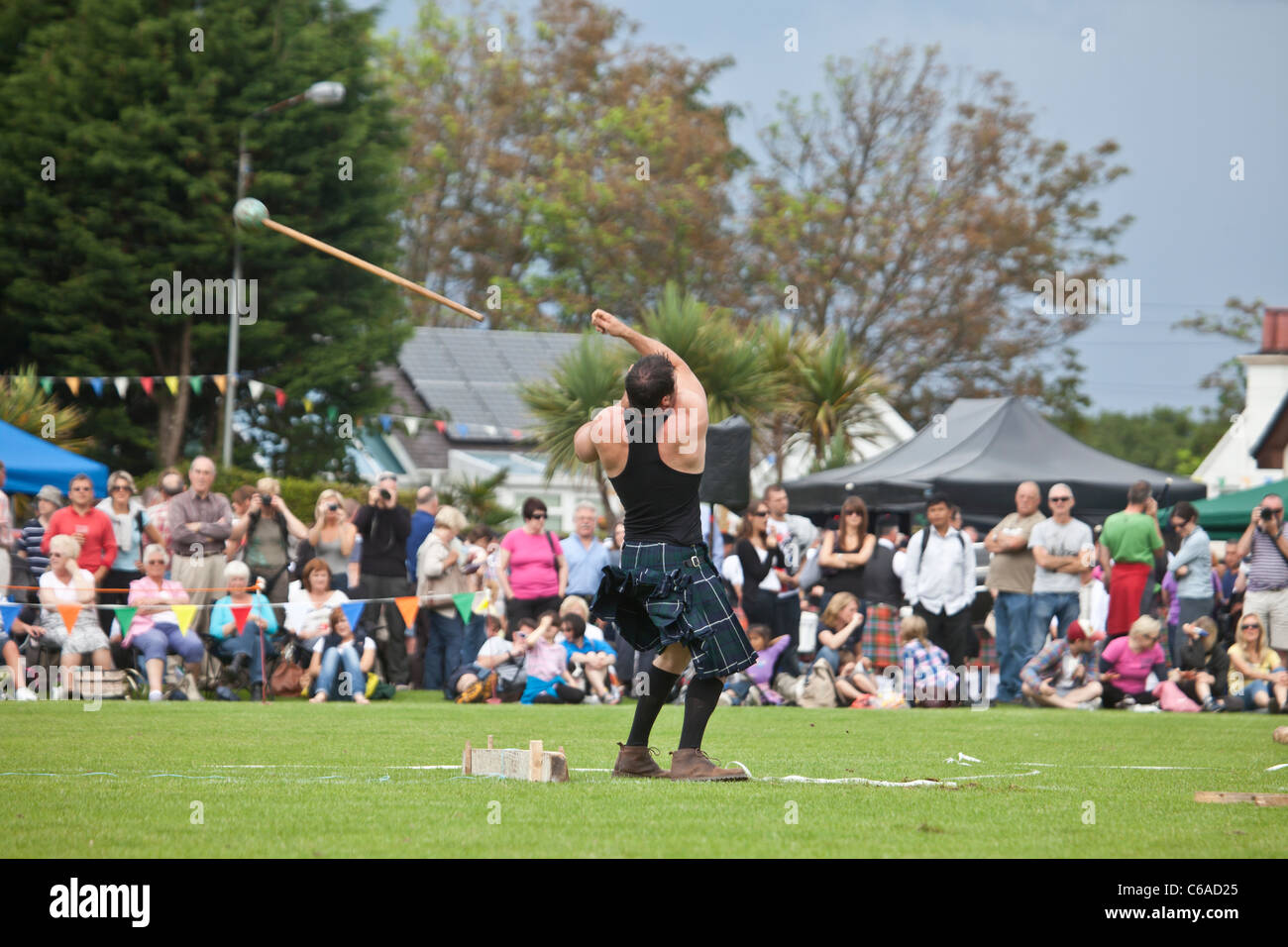 Wettbewerber werfen einen Hammer während eines Wettkampfes im schottischen Stil stehen bei Brodick Highland Games, Isle of Arran Stockfoto