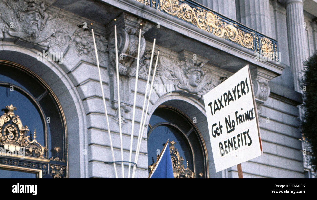 "Steuerzahler bekommen keine Nebenleistungen" Protest unterschreiben vor San Francisco City Hall, Kalifornien USA Ende der 1970er Jahre Stockfoto