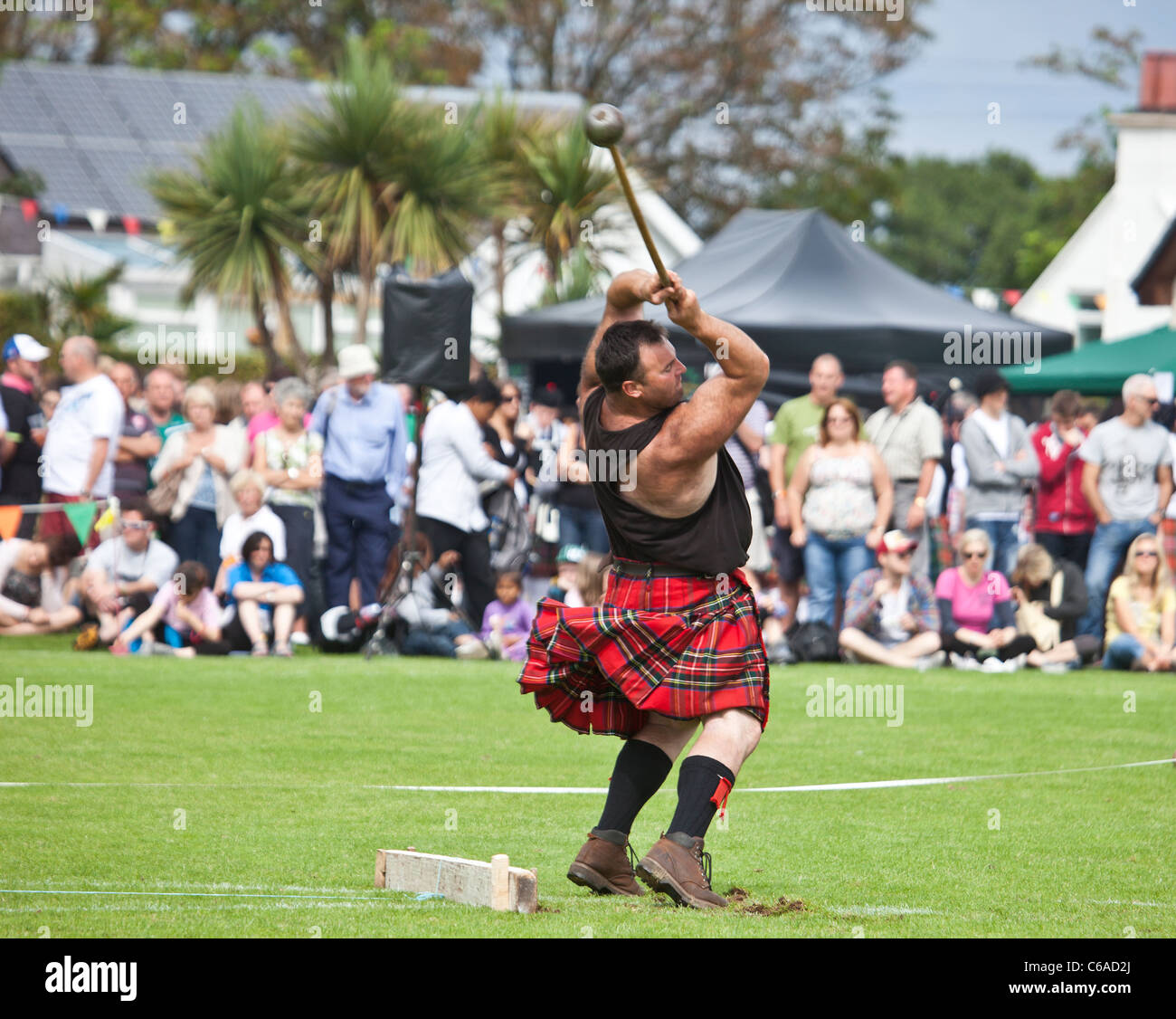 Konkurrenten im Wettbewerb mit einem Hammer werfen Wettbewerb (schottische stehend Stil) bei Brodick Highland Games, Isle of Arran Stockfoto