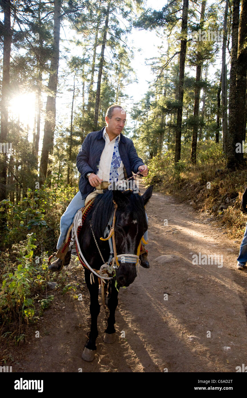 Präsident Felipe Calderon von Mexiko reitet Pferde während des Besuchs der Monarchfalter Preserve in der Nähe seiner Heimat von Morelia Stockfoto
