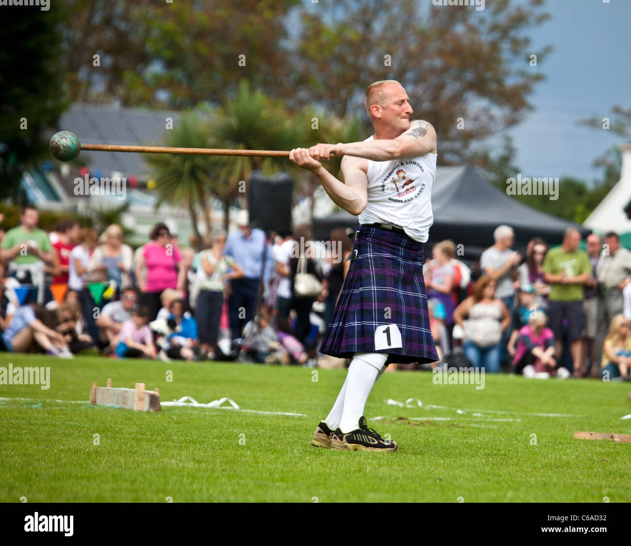 Konkurrenten im Wettbewerb mit einem Hammer werfen Wettbewerb (schottische stehend Stil) bei Brodick Highland Games, Isle of Arran Stockfoto