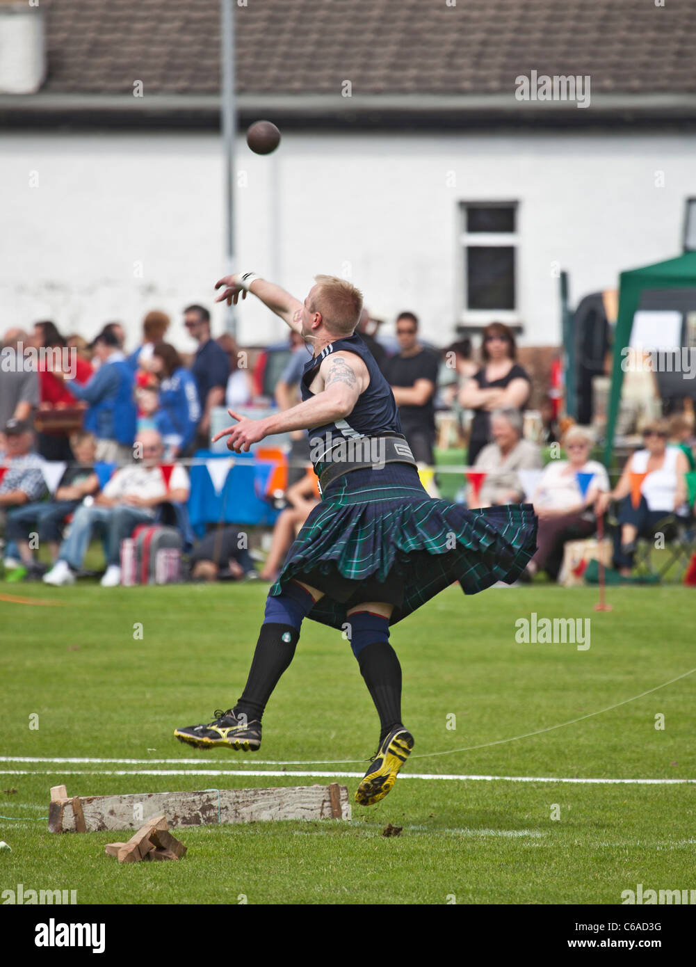 Sportler tragen einen Kilt, der Schuss in Brodick Highland Games, Isle of Arran, Schottland, Großbritannien Stockfoto