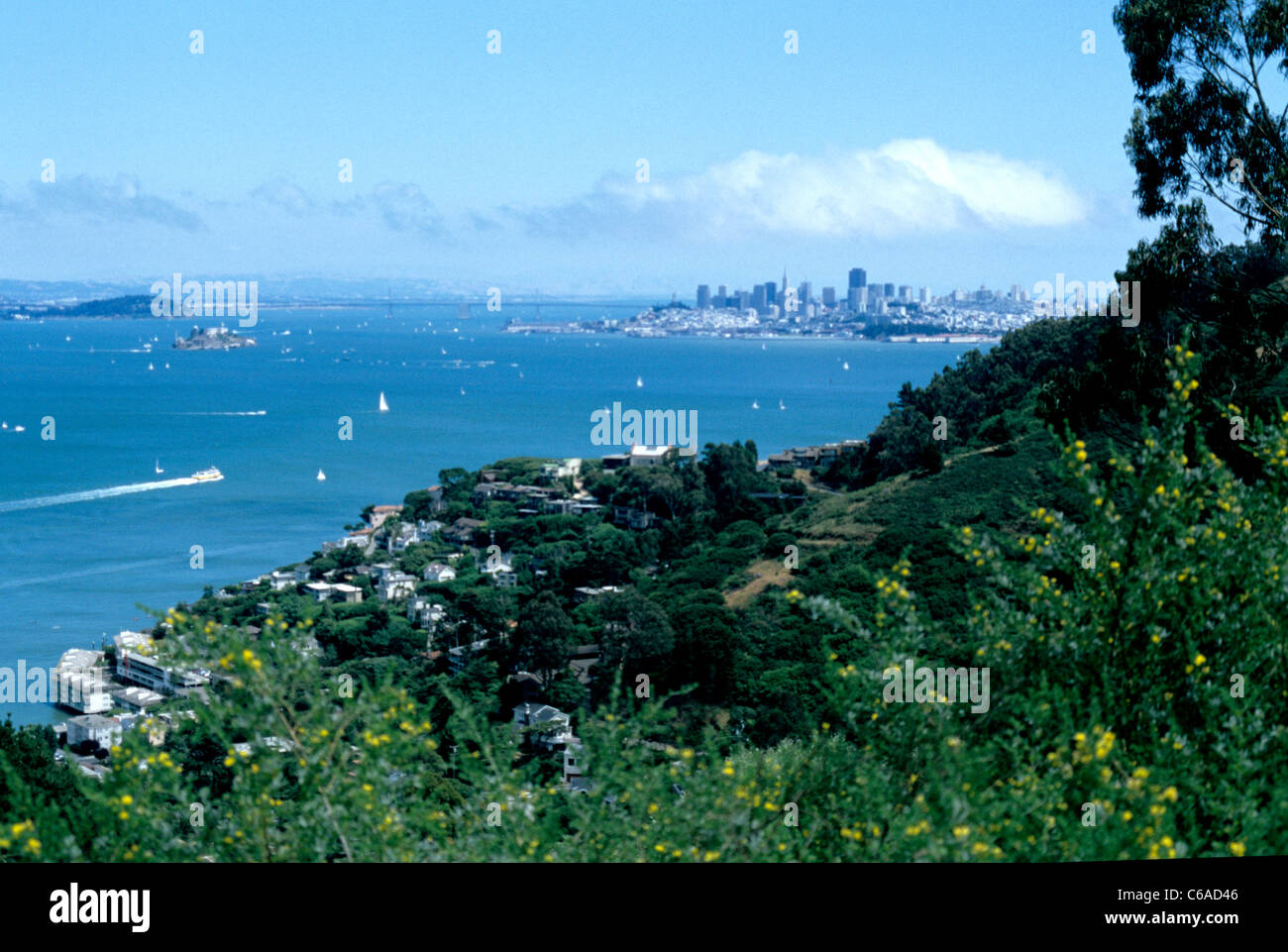 Blick auf Sausalito Hügel San Francisco Bucht die Stadt an einem sonnigen Tag Stockfoto