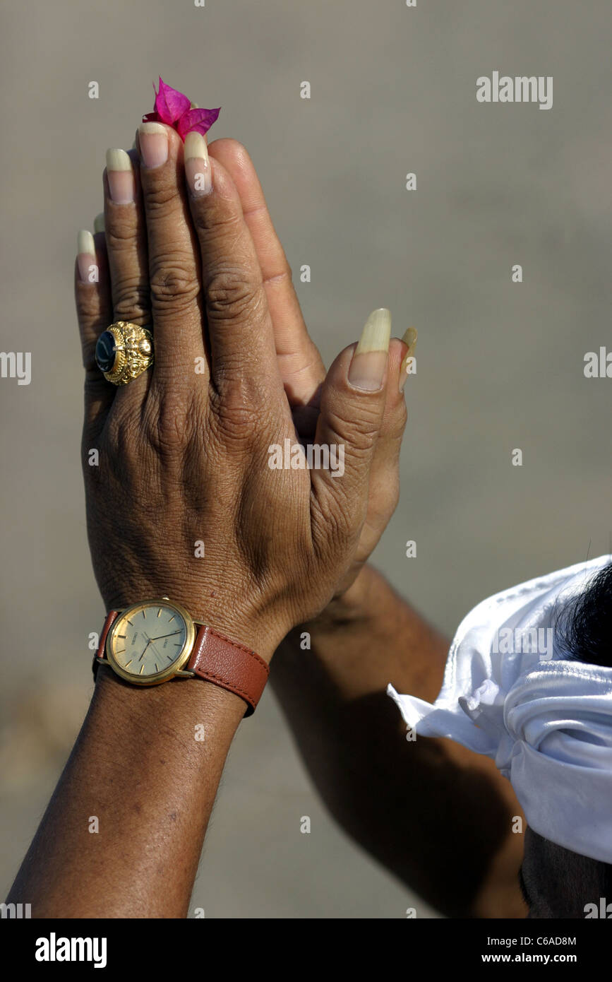 Hände im Gebet an Zeremonie und der Anbetung für lokale Hindus in Canggu. Stockfoto