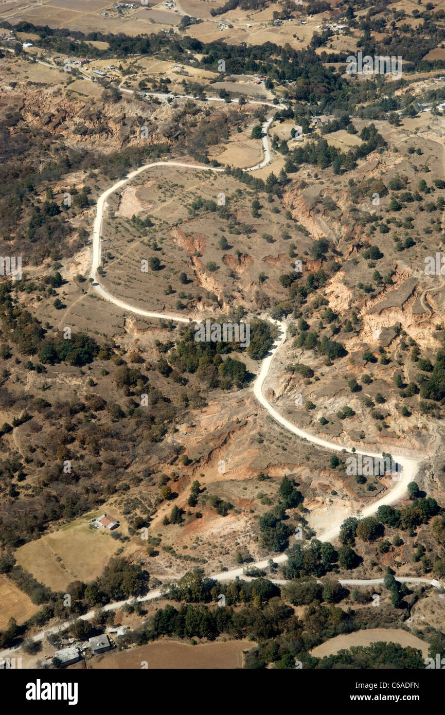 Luftaufnahme der Straße durch zerklüftete Landschaft Stockfoto