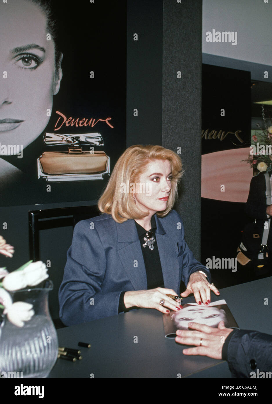 Catherine Deneuve fördert ihr Parfüm in einem Kaufhaus von San Francisco. 1988. Kalifornien, USA. Stockfoto