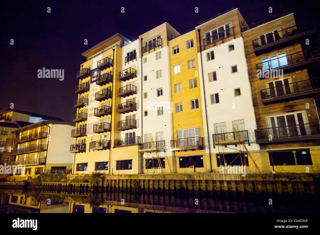 Luxuswohnungen entlang dem Fluss Wensum in Norwich Stockfoto