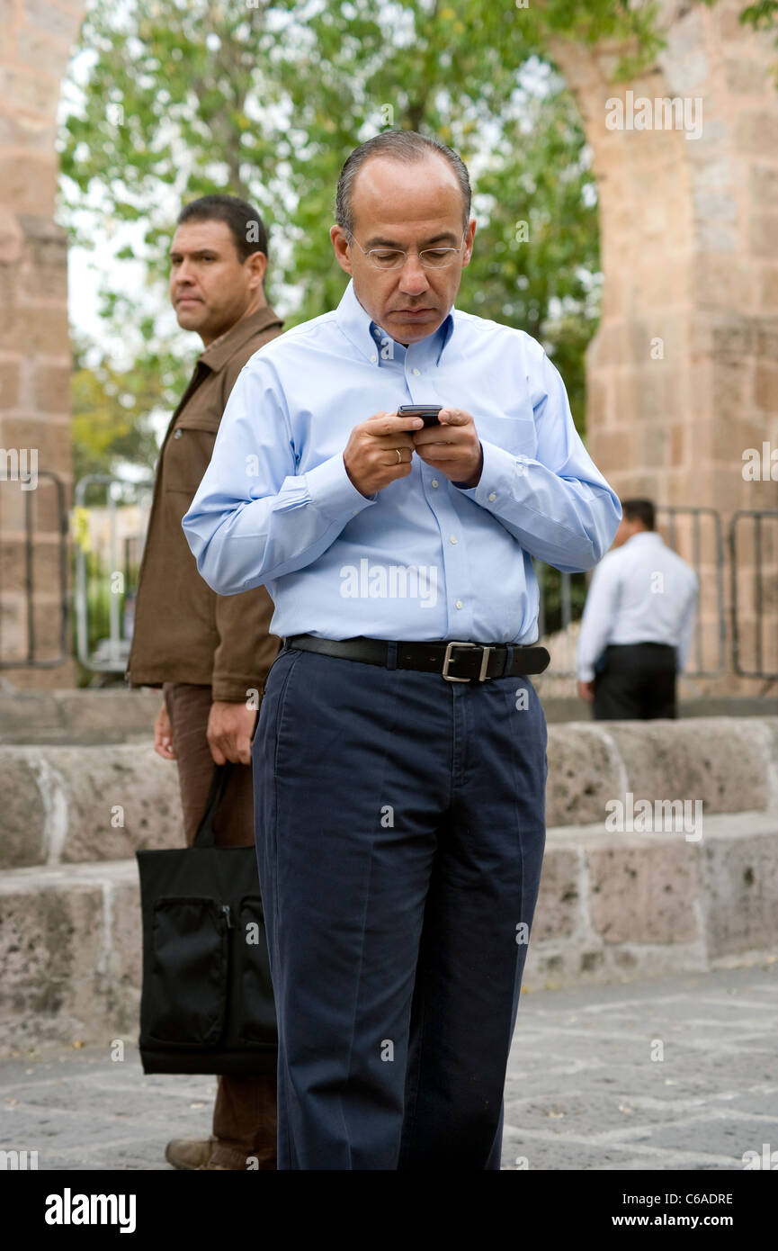 Präsident Calderon von Mexiko überprüft Nachrichten Stockfoto