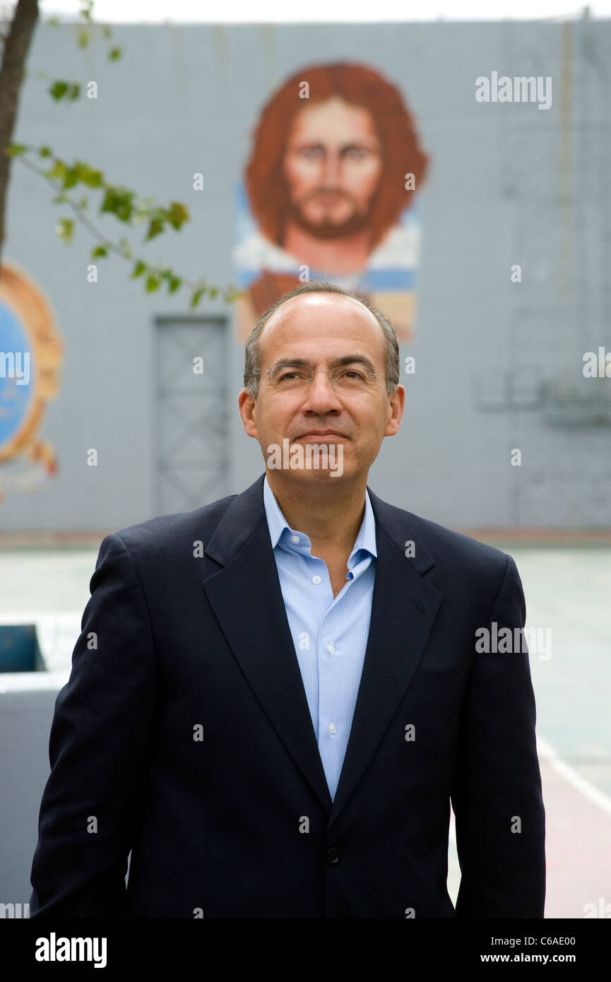 Präsident Felipe Calderon Touren eine Schule in Morelia mit einem Wandbild von Jesus Christus. Stockfoto