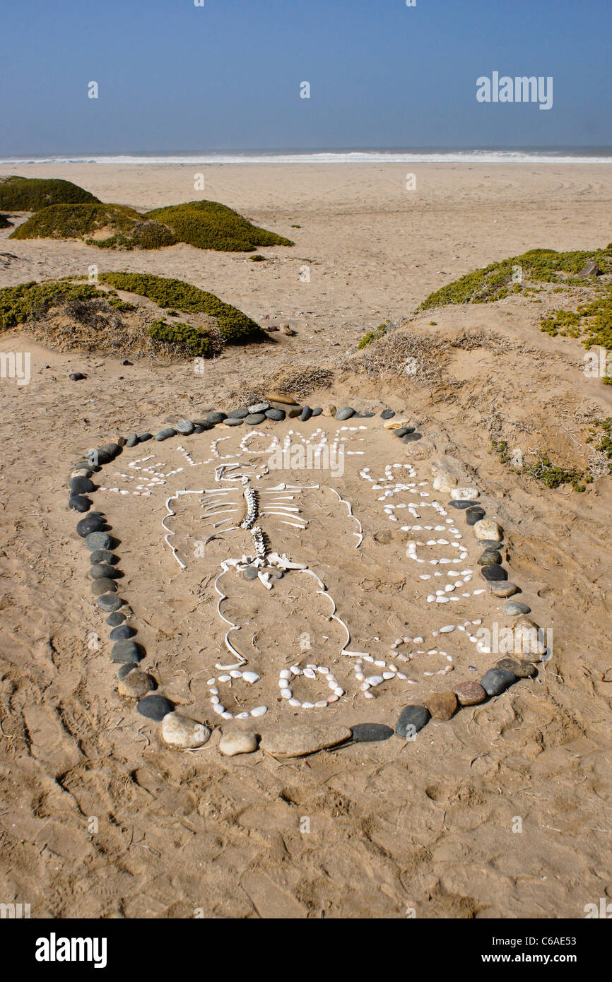 Kunstwerk in Sand am Skeleton Coast, Namibia Stockfoto