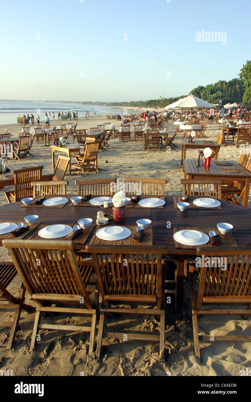 Meeresfrüchte-Restaurant-Tische am Strand von Jimbaran Bay. Stockfoto