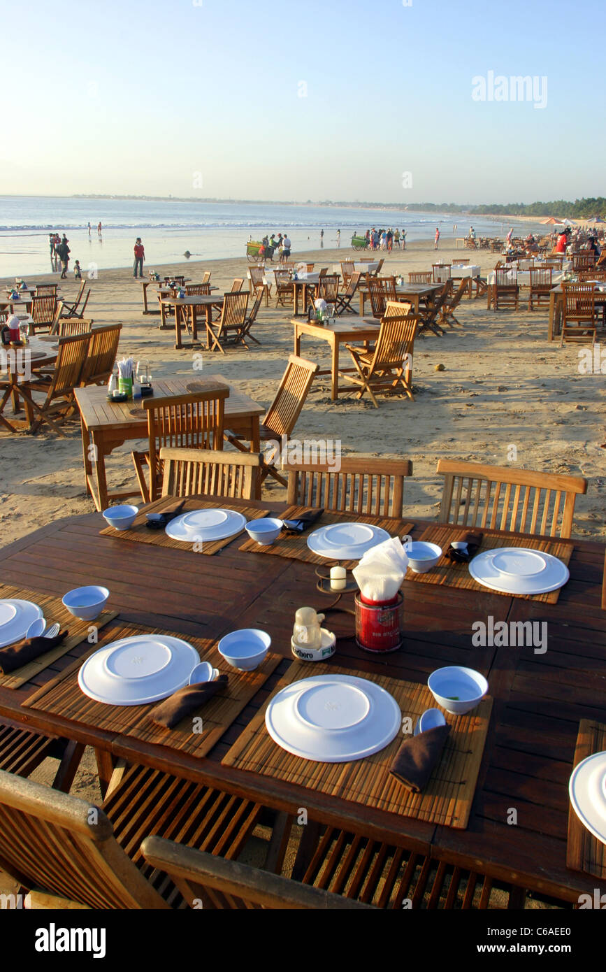 Meeresfrüchte-Restaurant-Tische am Strand von Jimbaran Bay, Bali Stockfoto