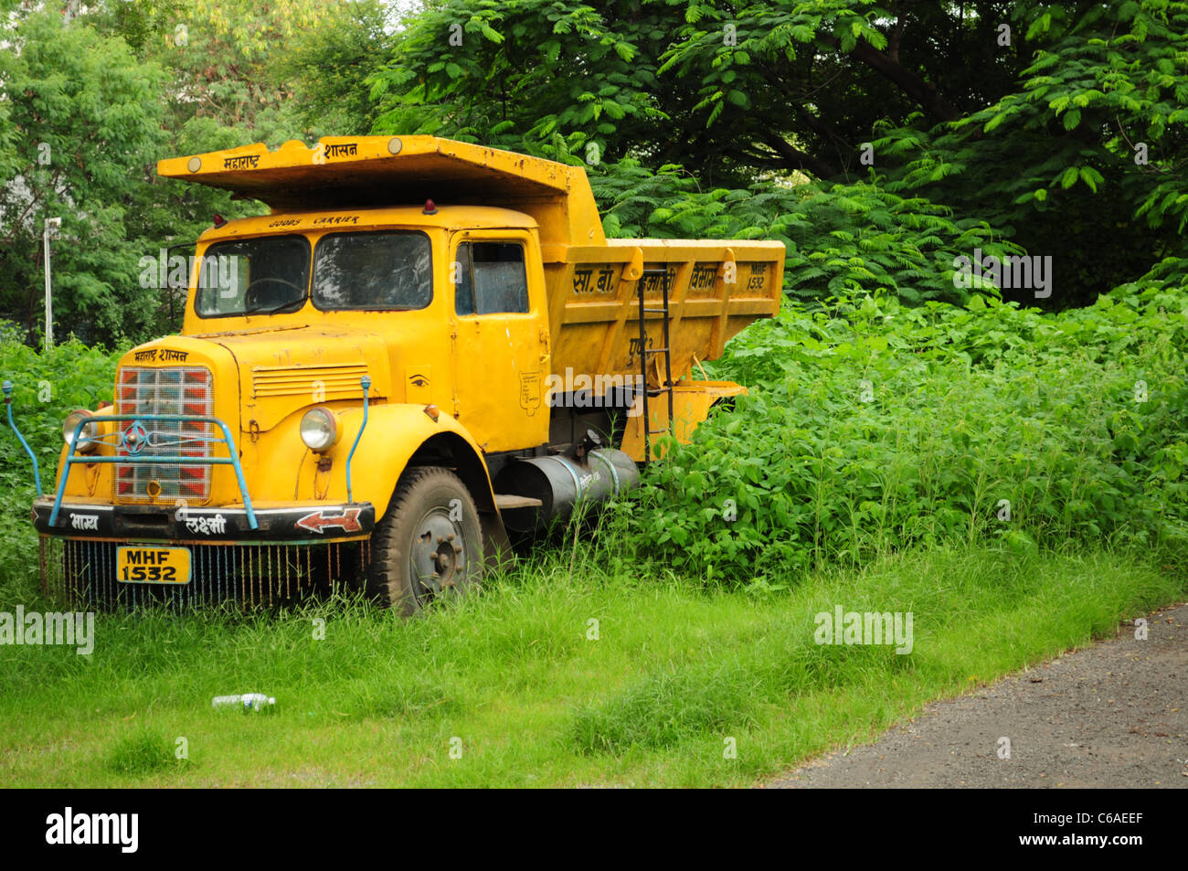 Indische gelbe Fuhrpark drausen auf der Straße Stockfoto