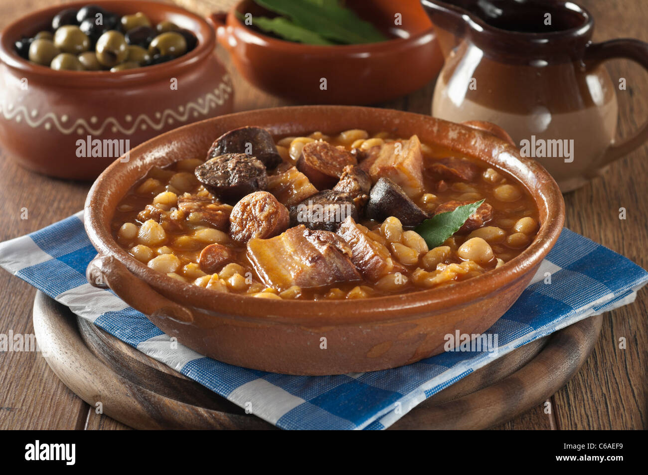 Fabada Asturiana. Spanische Schweinefleisch und Bohnen-Eintopf. Stockfoto