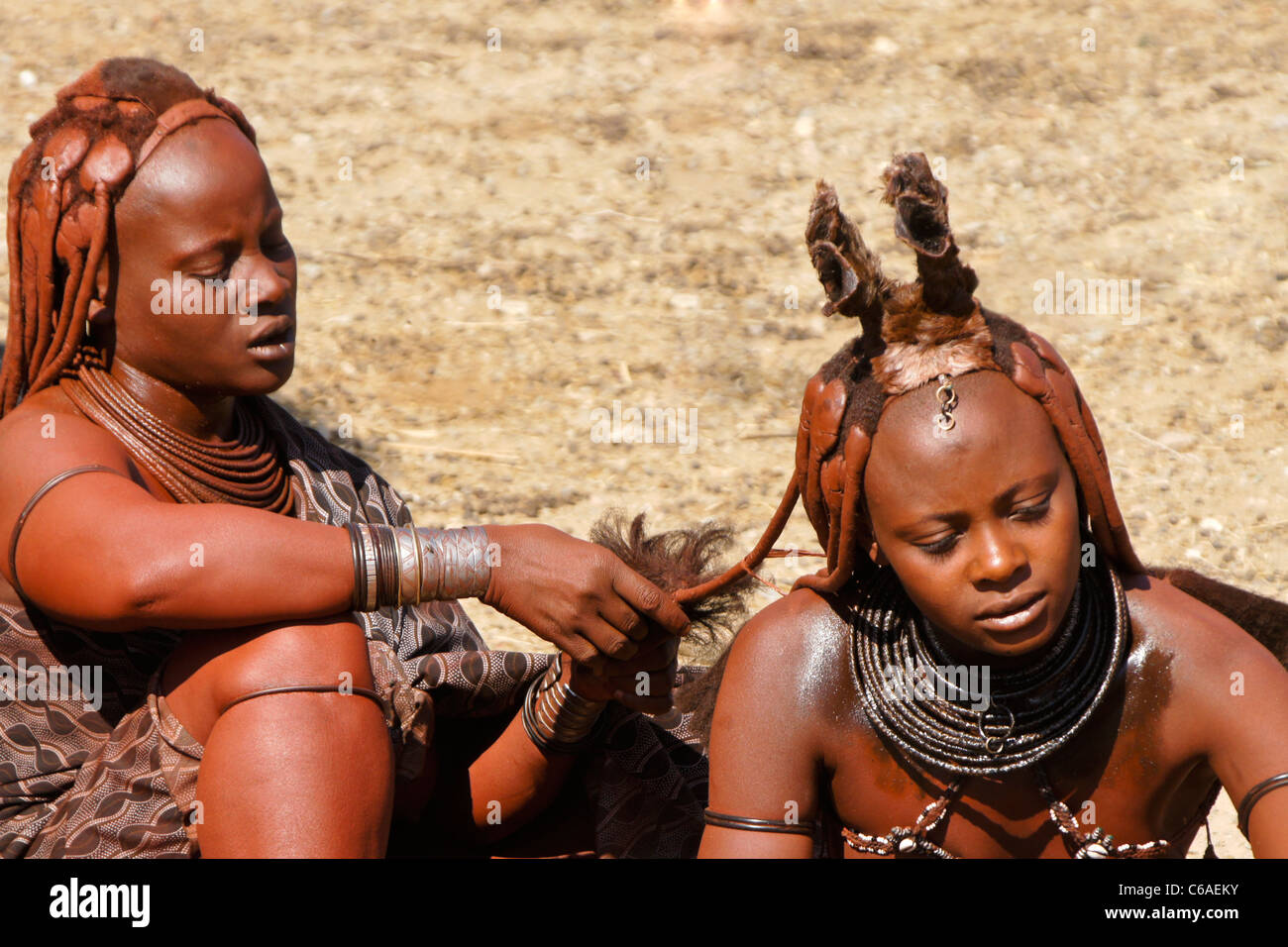 Himba-Frauen in der Nähe von Opuwo, Namibia Stockfoto