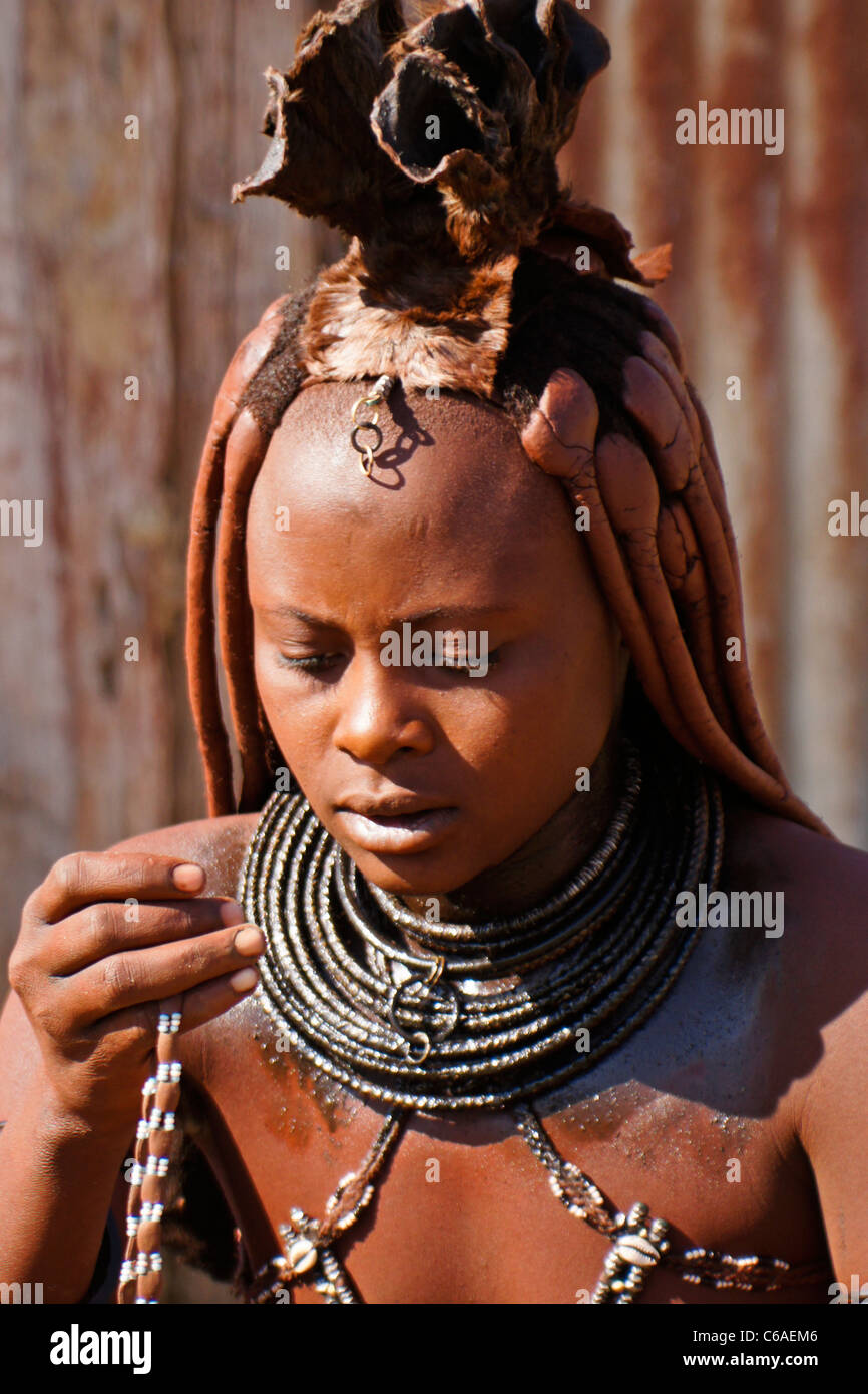 Himba-Frau in der Nähe von Opuwo, Namibia Stockfoto