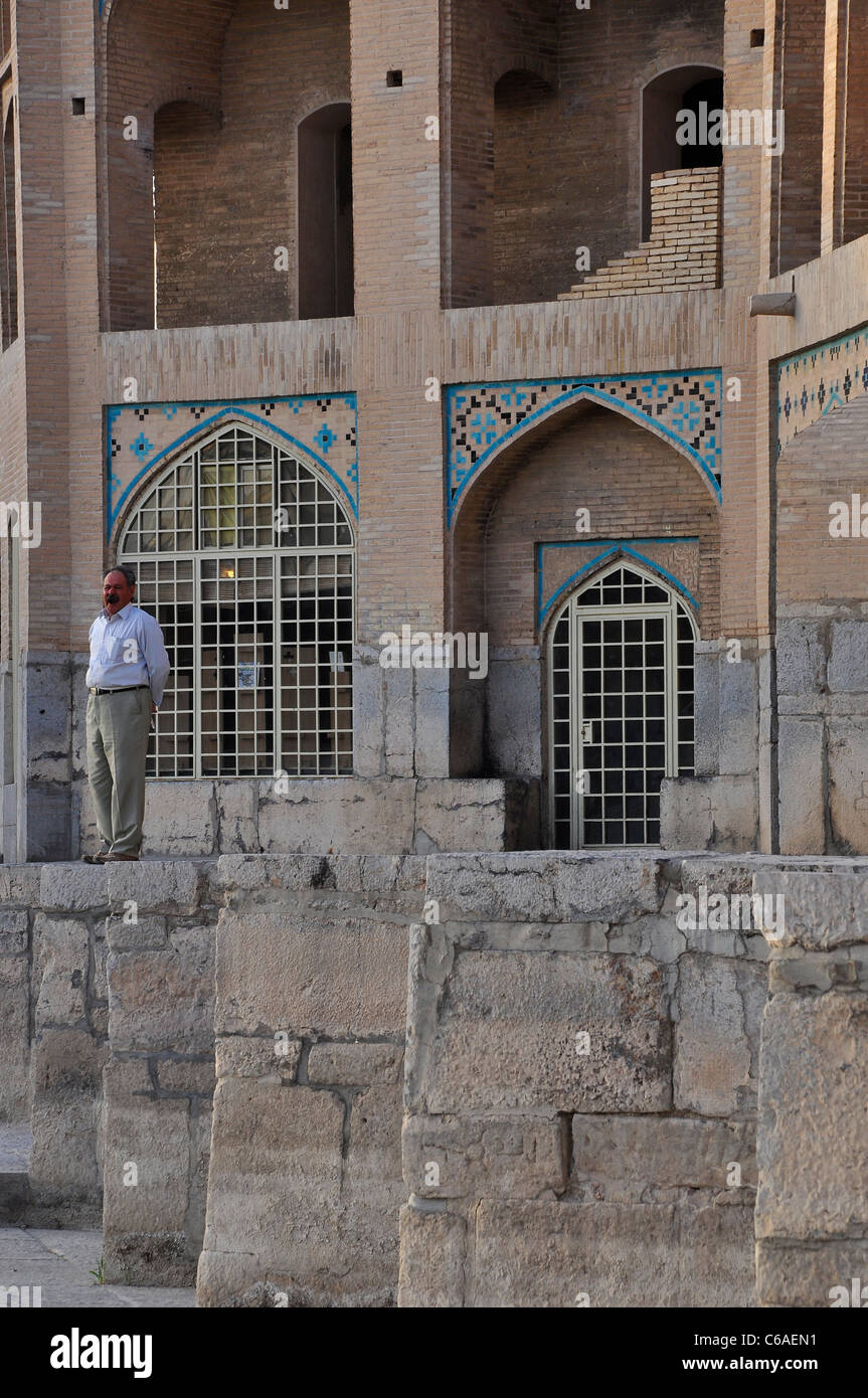 Ein Alter Mann stand am Rande der Khaju-Brücke, Isfahan Iran. Stockfoto