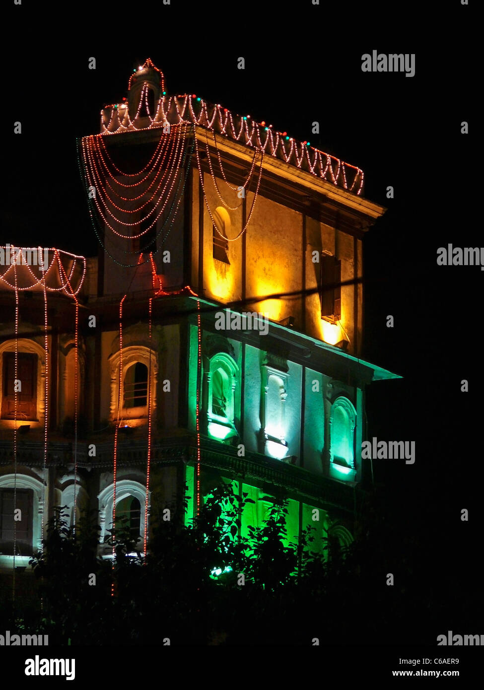 Indore Palast, dekoriert mit Licht am Abend des 15. august. Indore, Madhya Pradesh, Indien Stockfoto