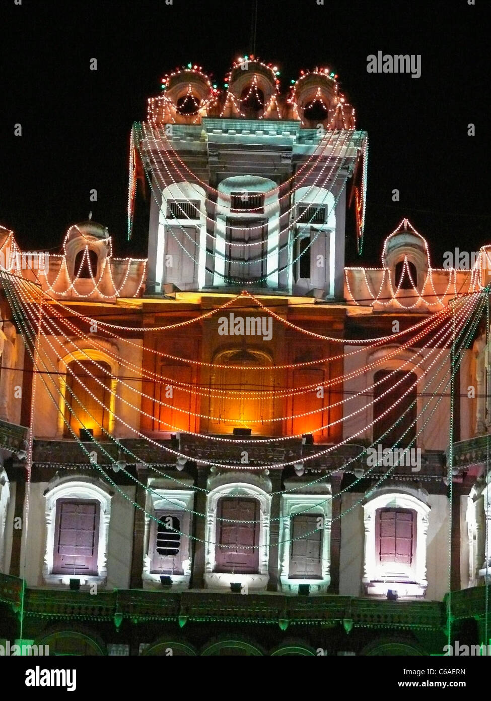 Indore Palast, dekoriert mit Licht am Abend des 15. august. Indore, Madhya Pradesh, Indien Stockfoto