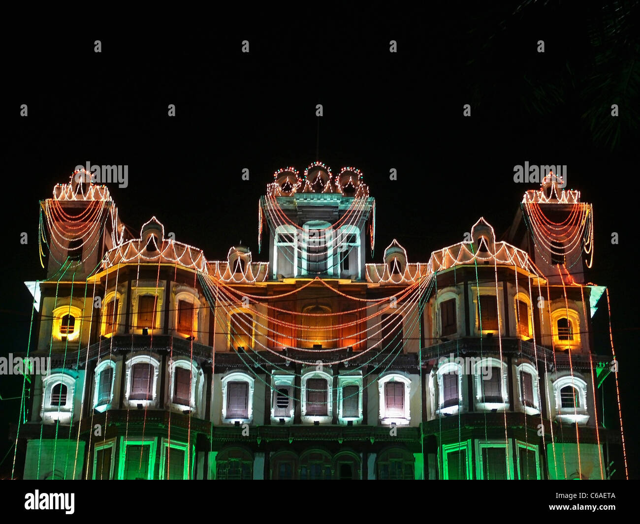 Indore Palast, dekoriert mit Licht am Abend des 15. august. Indore, Madhya Pradesh, Indien Stockfoto