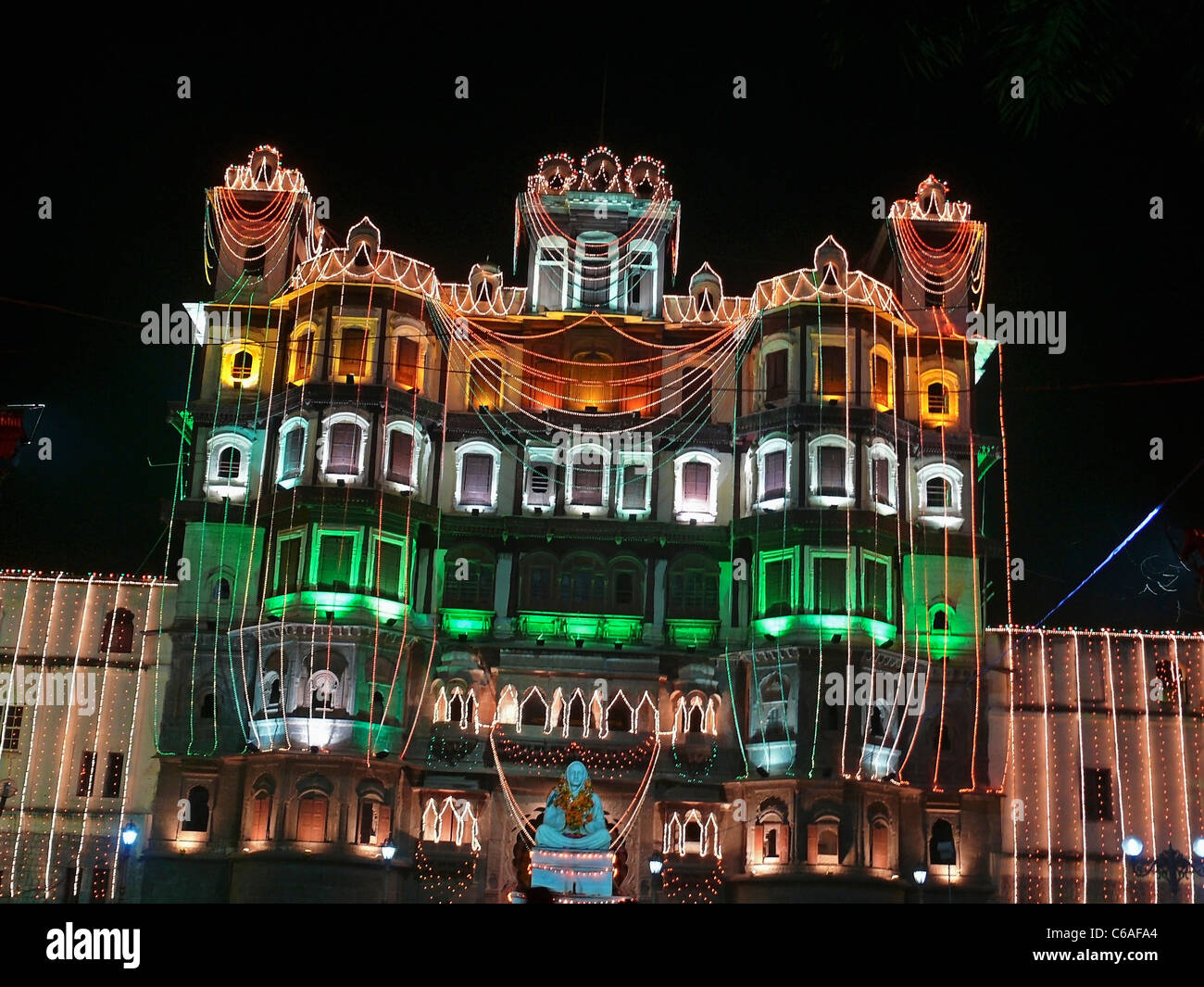 Indore Palast, dekoriert mit Licht am Abend des 15. august. Indore, Madhya Pradesh, Indien Stockfoto