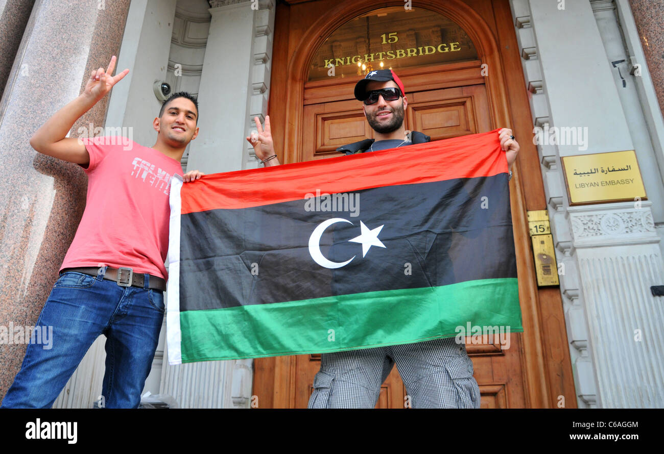 Libysche Botschaft in London anti-Oberst Gaddafi, Demonstranten mit Flagge feiert den Sturz von Gaddafi Stockfoto