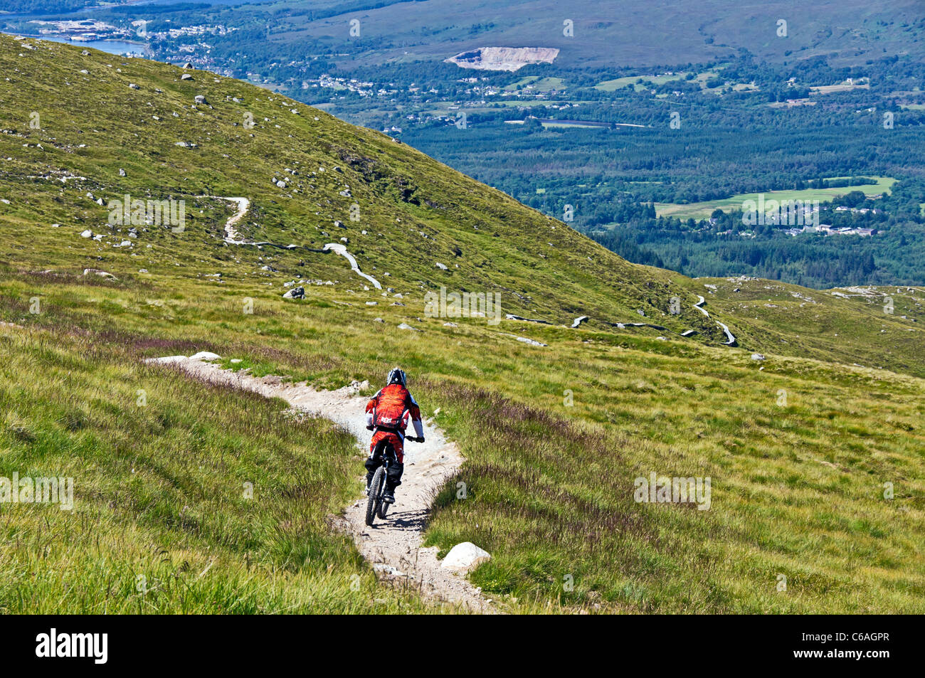 Biker auf Off Beat Downhill track auf Nevis Range auf Aonach Mor Berg in der Nähe von Fort William Scotland Stockfoto