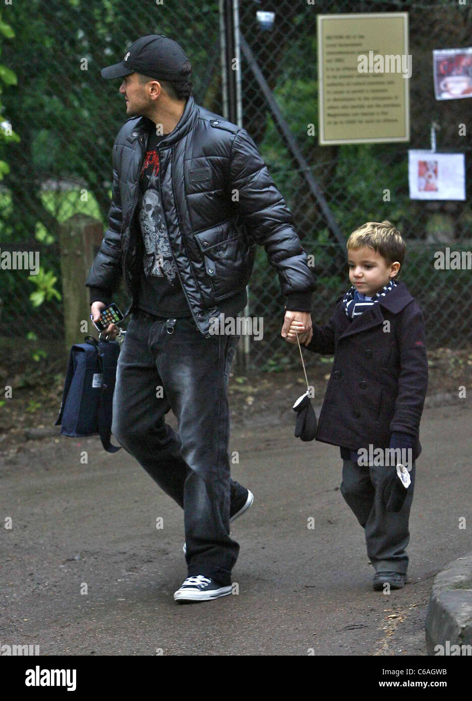 Peter Andre mit seinem Sohn Junior nach holte ihn herauf aus Brighton, England Schule - 04.02.10 Mark Douglas Stockfoto