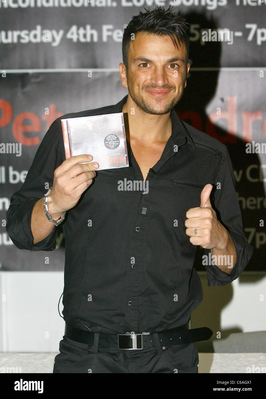 Peter Andre fördert und unterschreibt Exemplare seines neuen Albums "Unconditional: Liebeslieder in Shoreham West Sussex, England - 04.02.10 Stockfoto