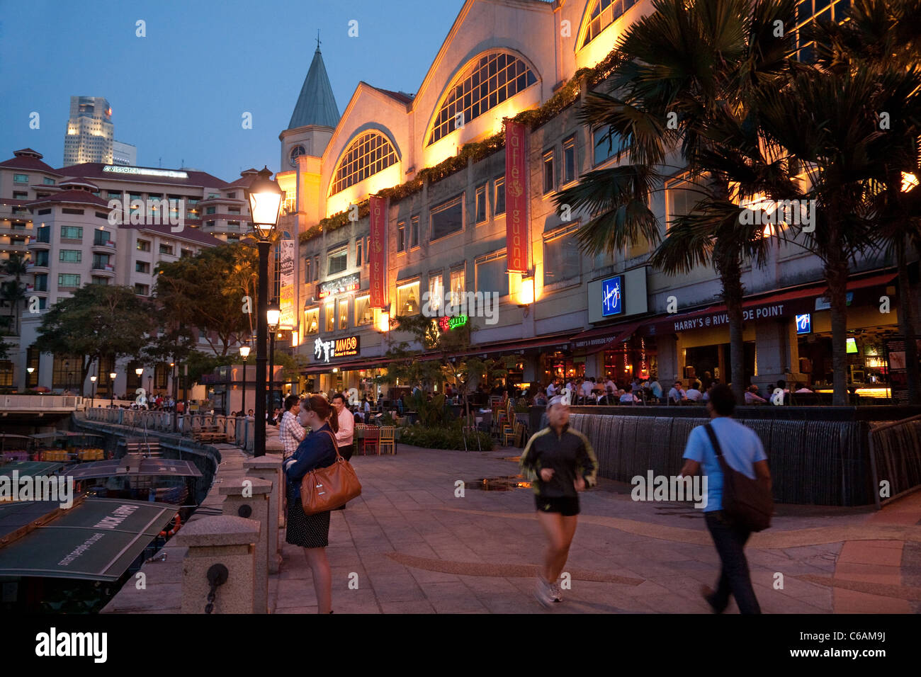 Die Restaurants und die Esplanade in Riverside Point auf dem Singapore River in der Nacht, Singapur Stockfoto