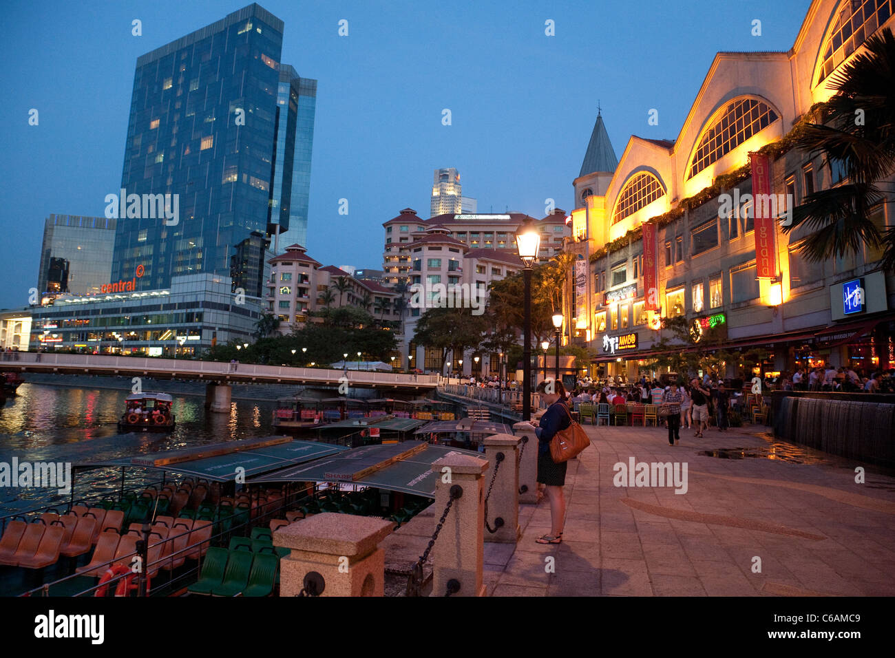 Die Restaurants und die Esplanade in Riverside Point auf dem Singapore River in der Nacht, Singapur Stockfoto